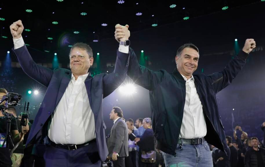 Flávio Bolsonaro critica Lula e recebe apoio do Republicanos em São Paulo