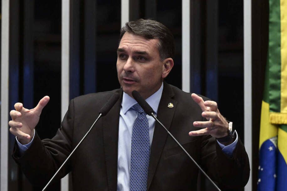 Flávio Bolsonaro critica Lula por irresponsabilidade em tarifas contra EUA