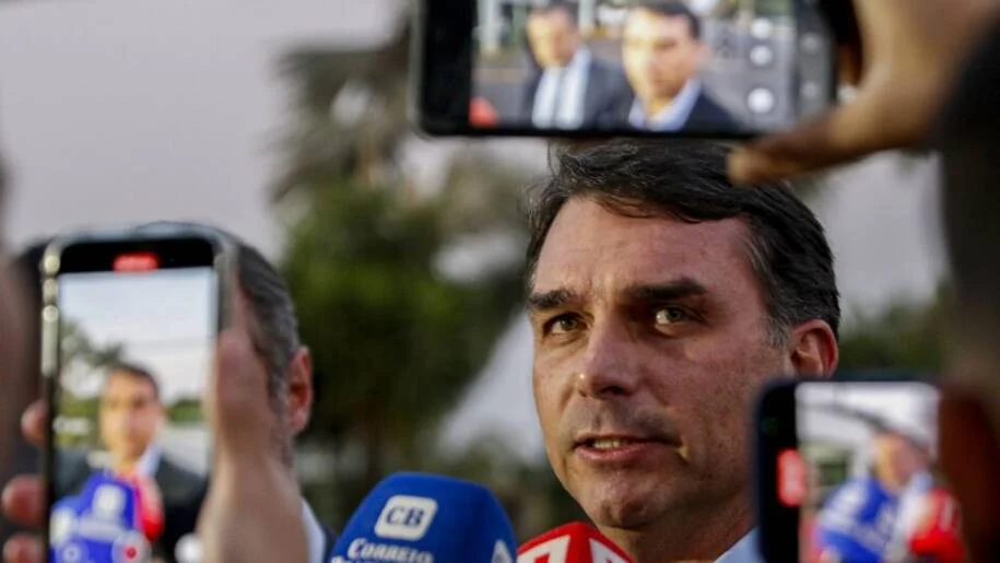 Flávio Bolsonaro critica Moraes como ‘articulador político’ de Lula após jantar