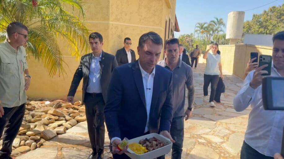 Flávio Bolsonaro critica operação de Moraes e oferece picanha à imprensa