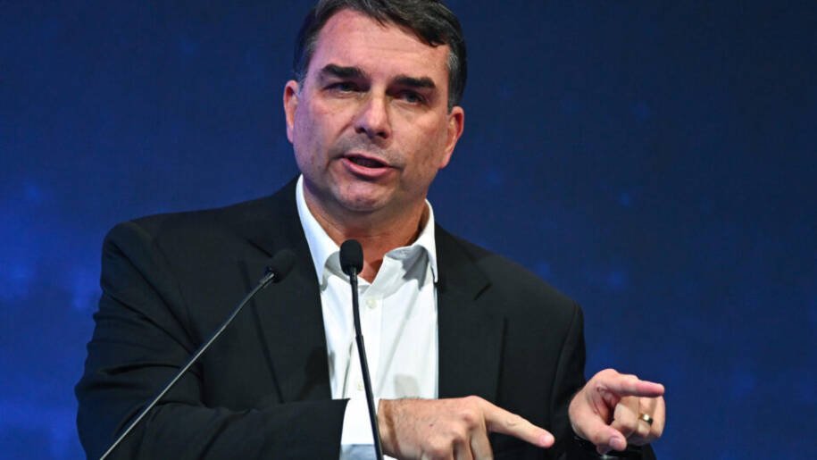 Flávio Bolsonaro definirá vice até 15 de agosto e enfrenta neutralidade do centrão