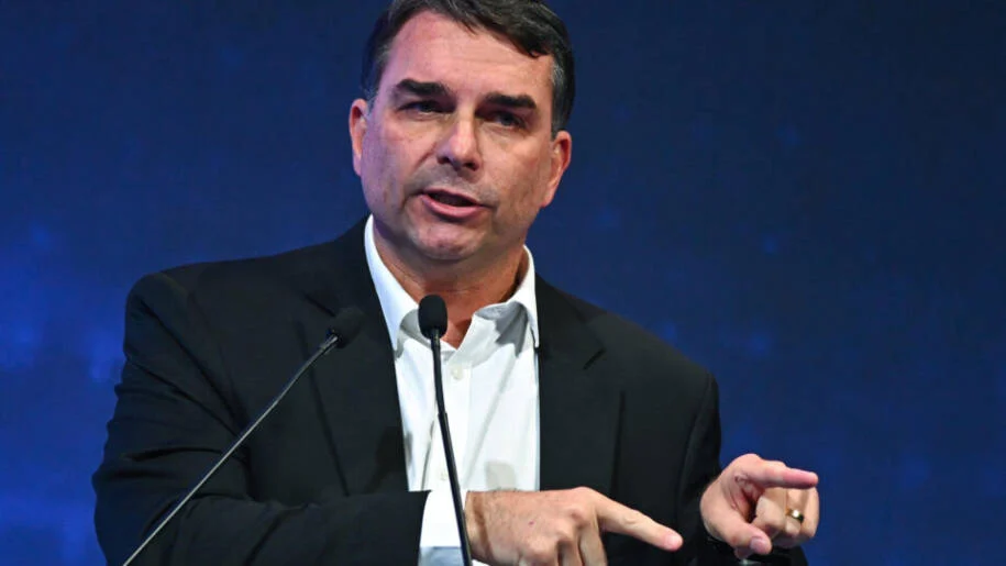 Flávio Bolsonaro definirá vice até 15 de agosto e enfrenta neutralidade do centrão