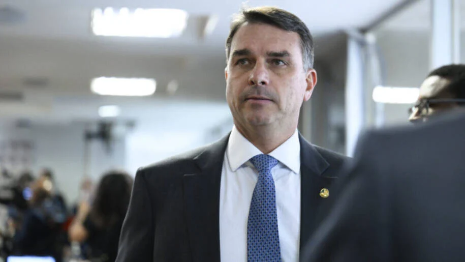 Flávio Bolsonaro denuncia ‘roubalheira’ no Judiciário e promete mudanças radicais
