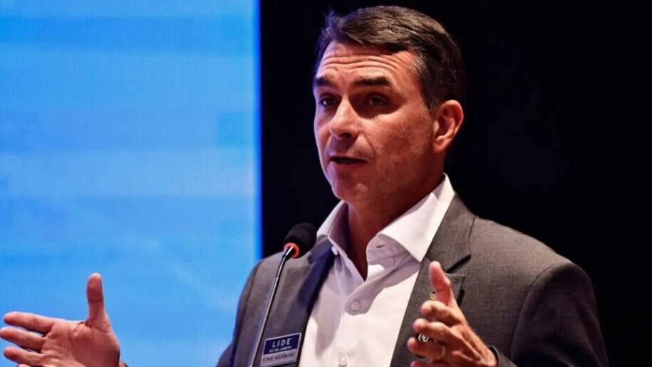 Flávio Bolsonaro desafia Lula e justifica patrocínio de filme sobre Jair