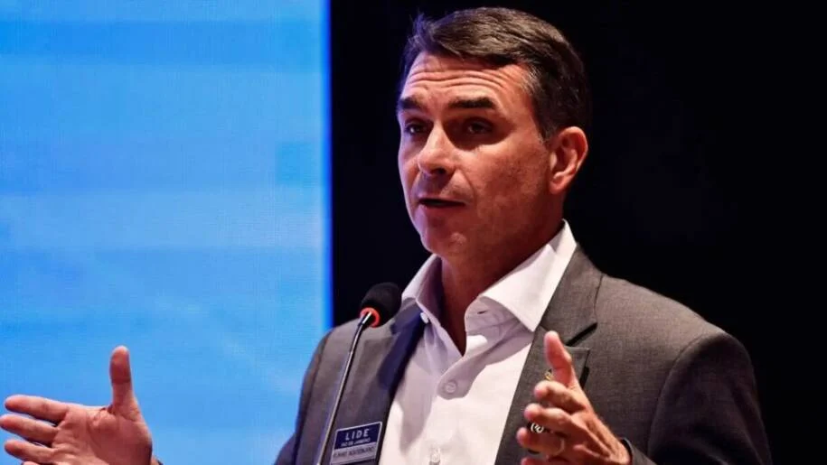 Flávio Bolsonaro desafia Lula e justifica patrocínio de filme sobre Jair