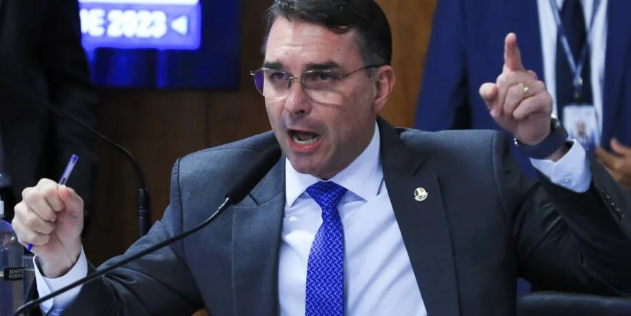 Flávio Bolsonaro enfrenta investigação por filiação falsa ao PL; TSE reage