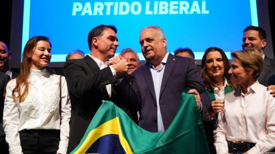 Flávio Bolsonaro escolhe Alfredo Gaspar como vice e gera surpresa em Brasília