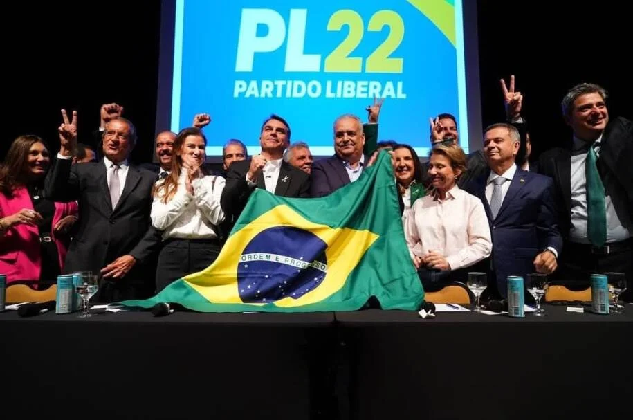 Flávio Bolsonaro escolhe Alfredo Gaspar como vice e gera tensão na campanha