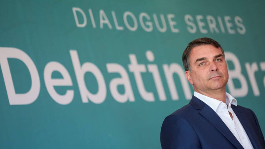 Flávio Bolsonaro evita confronto com Caiado e Zema em busca de alianças