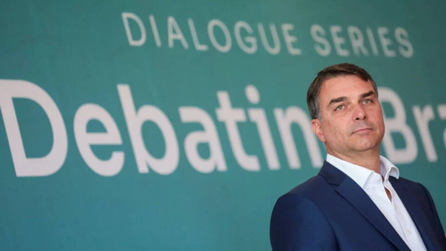 Flávio Bolsonaro evita confronto com Caiado e Zema em busca de alianças