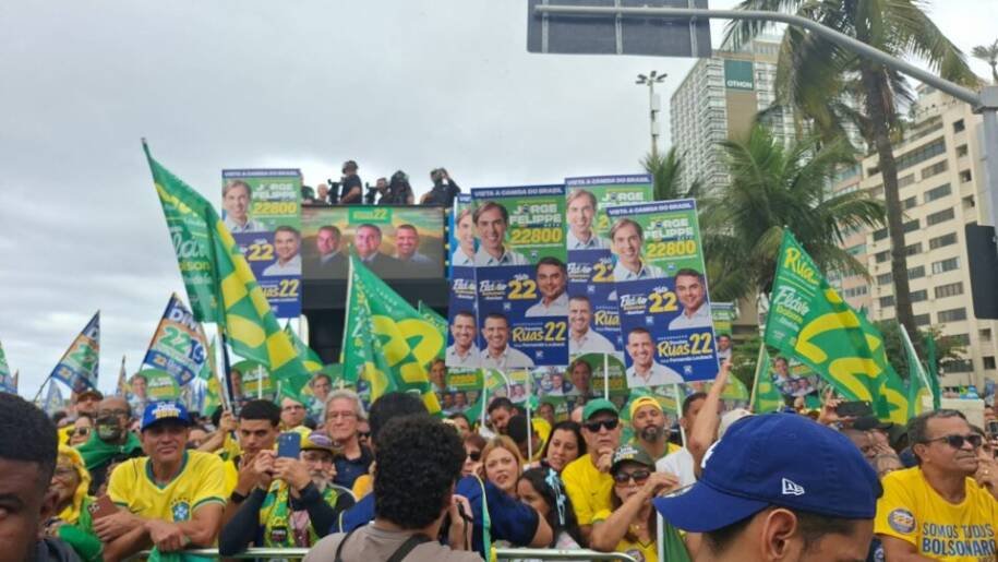 Flávio Bolsonaro inicia campanha à Presidência em Copacabana sem Jair Bolsonaro