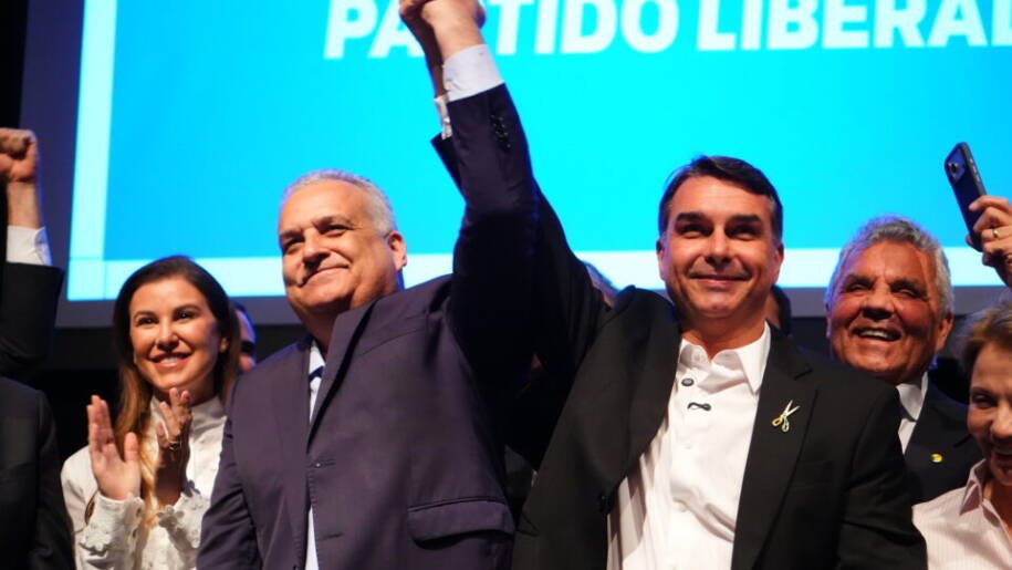 Flávio Bolsonaro lança candidatura à Presidência em Copacabana e critica Lula