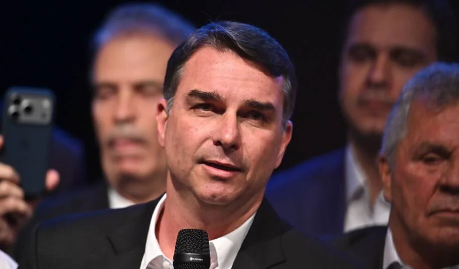 Flávio Bolsonaro pede ao TSE proibição de Lula usar Palácio da Alvorada eleitoralmente