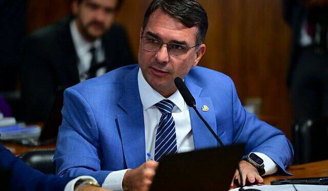 Flávio Bolsonaro planeja revogar Estatuto do Desarmamento e mudar o Brasil