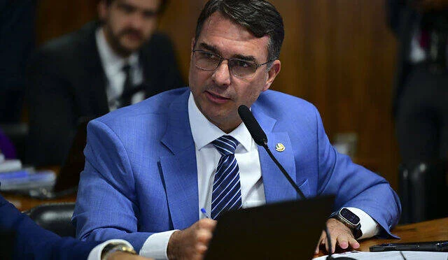 Flávio Bolsonaro planeja revogar Estatuto do Desarmamento e mudar o Brasil