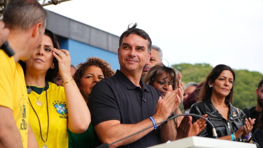 Flávio Bolsonaro promete guerra ao narcotráfico e oração em posse presidencial