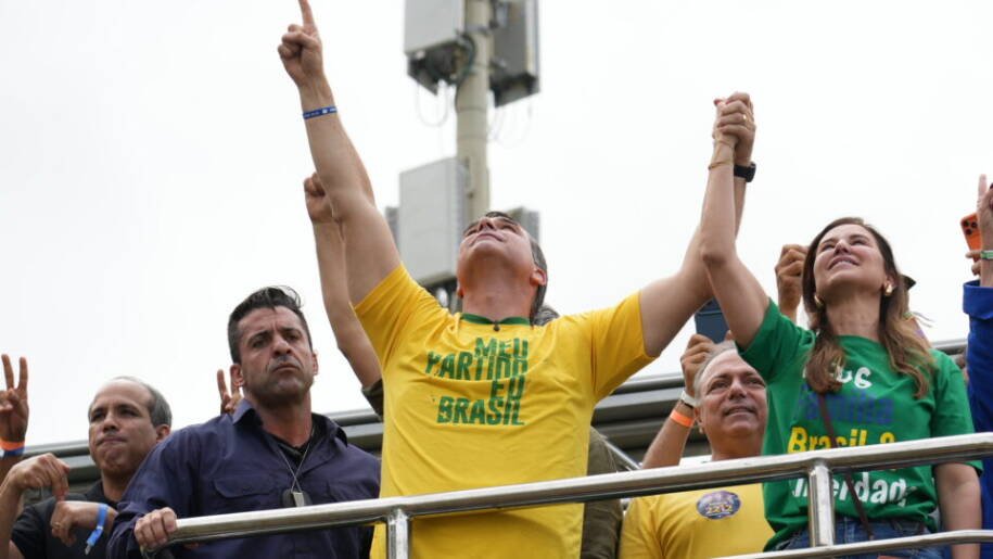 Flávio Bolsonaro promete 'guerra aos narcoterroristas' em comício no Maracanãzinho