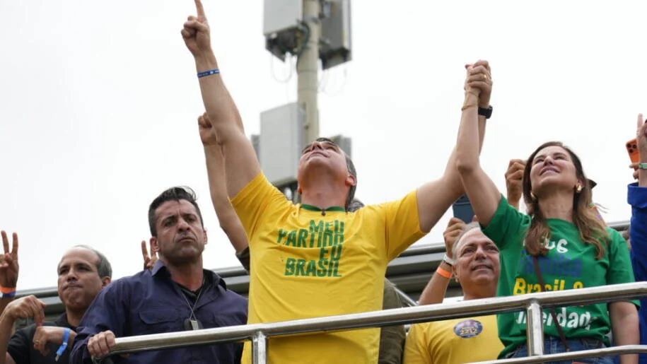 Flávio Bolsonaro promete ‘guerra aos narcoterroristas’ em comício no Maracanãzinho