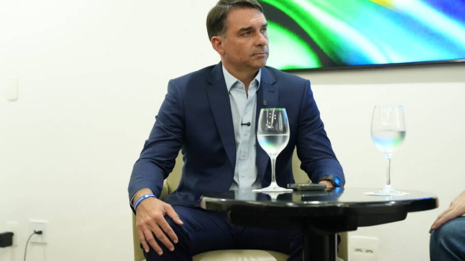 Flávio Bolsonaro promete indicar ministros do STF contra aborto e drogas