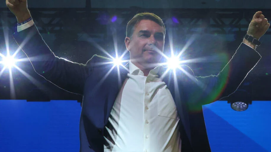 Flávio Bolsonaro promete reduzir ministérios e anistia aos condenados de 8 de janeiro