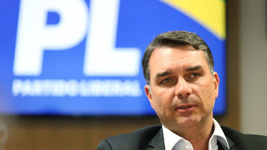 Flávio Bolsonaro promete revogar atos de Lula e fazer 'Tesouraço da Censura'