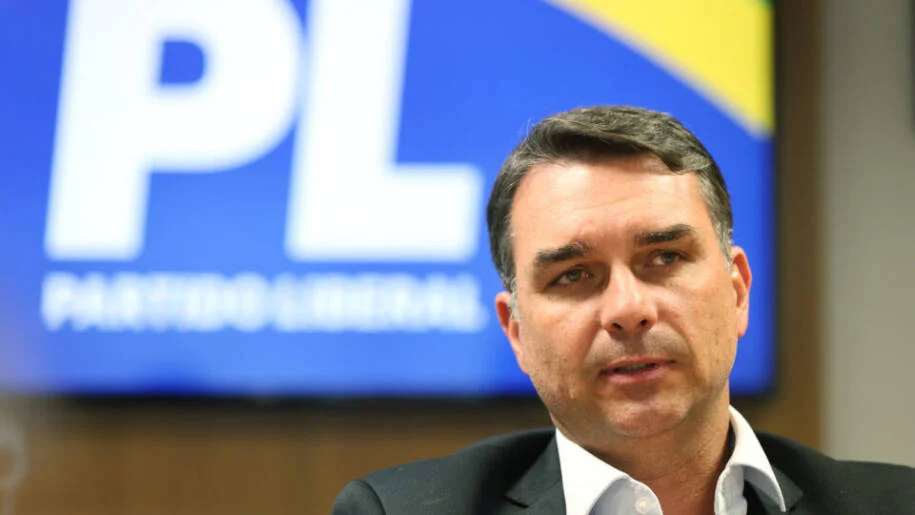 Flávio Bolsonaro promete revogar atos de Lula e fazer ‘Tesouraço da Censura’