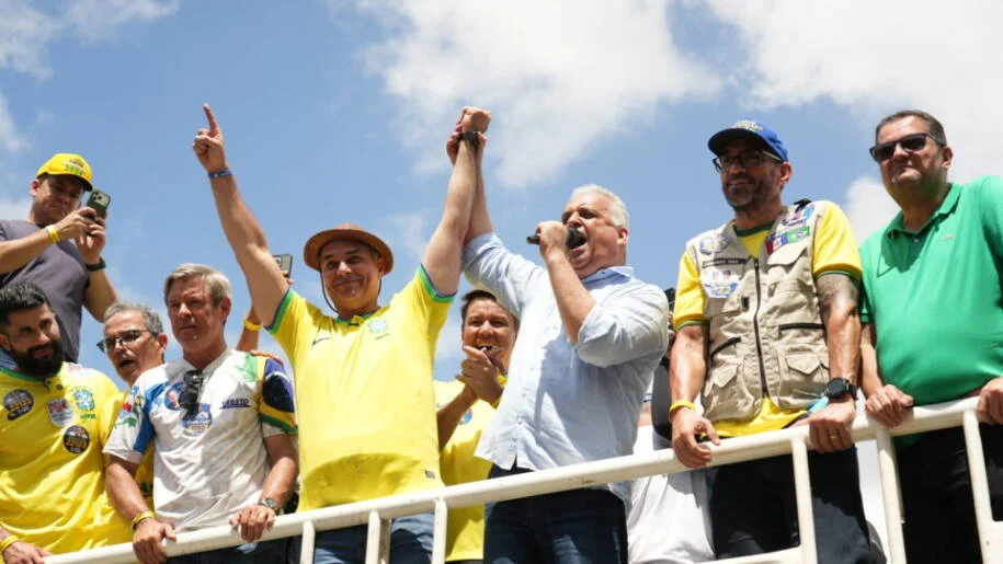 Flávio Bolsonaro promete trem entre capitais do Nordeste e destaca Alfredo Gaspar