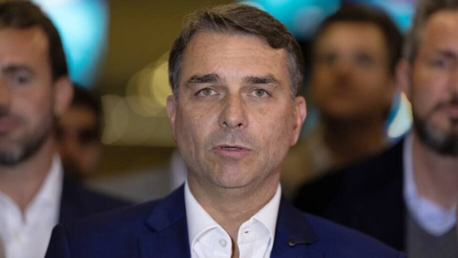 Flávio Bolsonaro propõe 500 mil novas vagas em presídios após reunião tensa