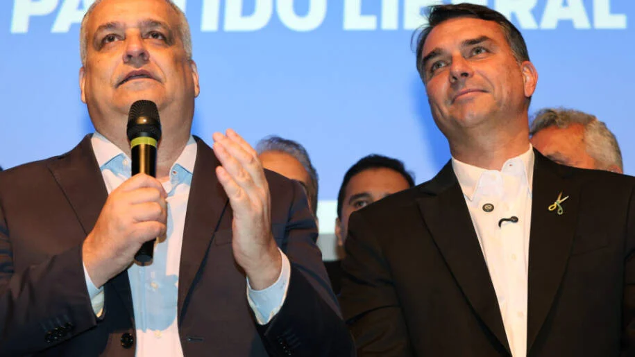 Flávio Bolsonaro propõe cortar ministérios e reduzir impostos em plano audacioso