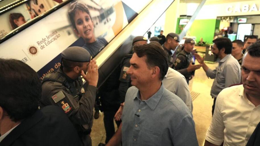 Flávio Bolsonaro propõe endurecimento contra crime com padrão Bukele em foco