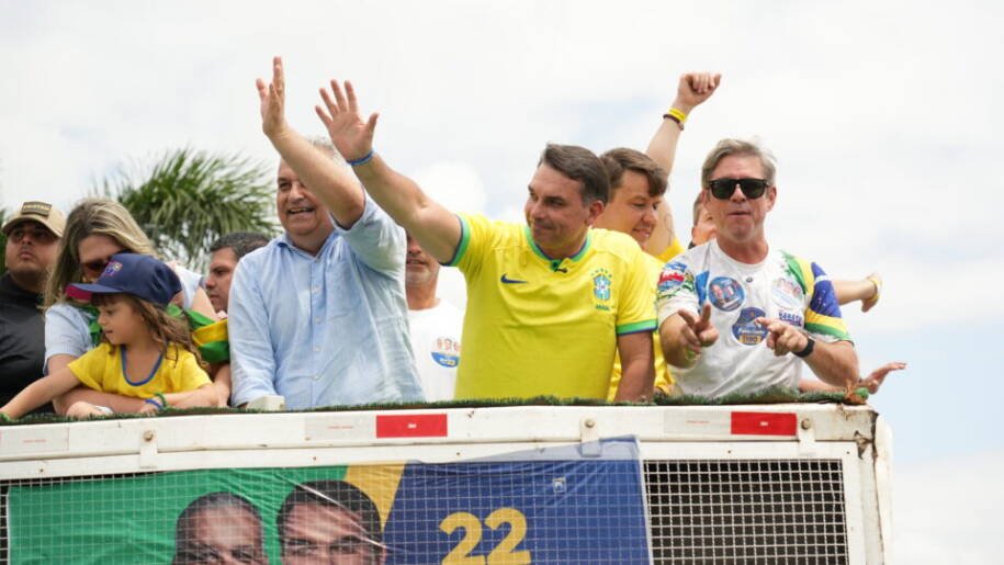 Flávio Bolsonaro responsabiliza governo federal pela crise do Habib's e alerta