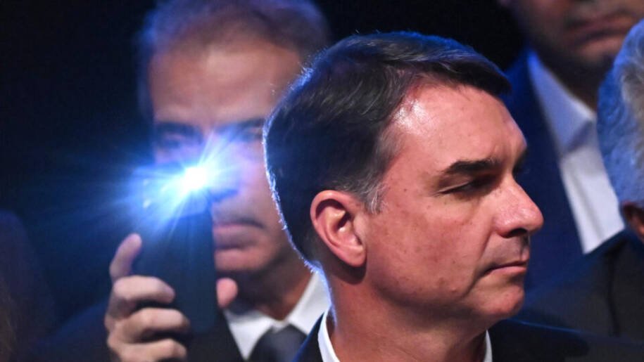 Flávio Bolsonaro se diz chateado com ataques e cobra críticas a Lula