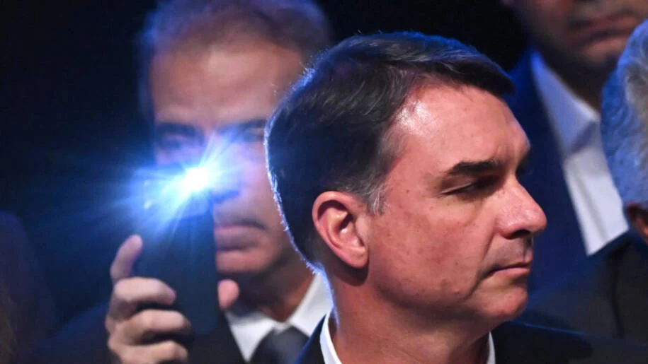 Flávio Bolsonaro se diz chateado com ataques e cobra críticas a Lula