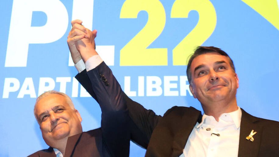 Flávio Bolsonaro vê candidatura à Presidência travada por erro no TSE