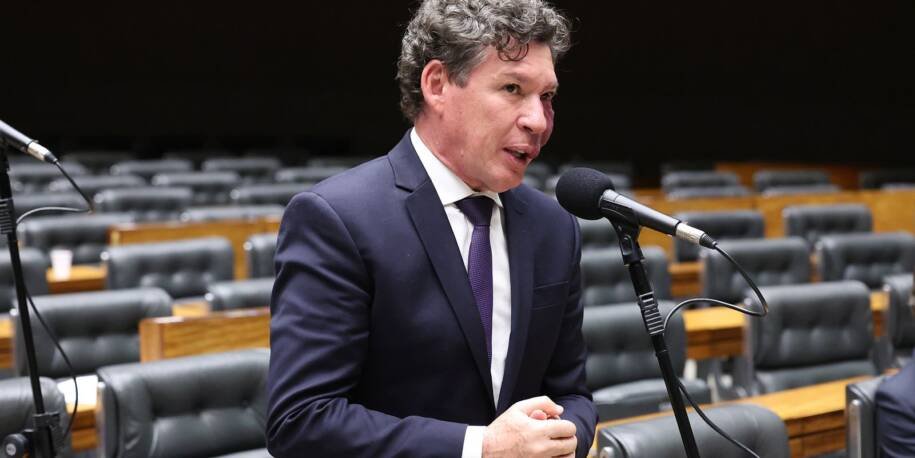 Hugo Motta nomeia Reginaldo Lopes para liderar comissão da MP das Blusinhas