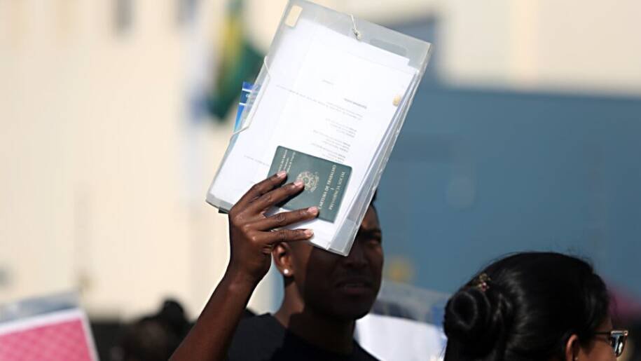 IBGE revela que taxa de desemprego cai para 5,3%, mas renda média recua