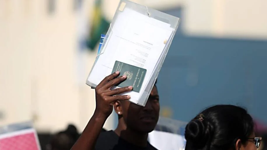 IBGE revela que taxa de desemprego cai para 5,3%, mas renda média recua