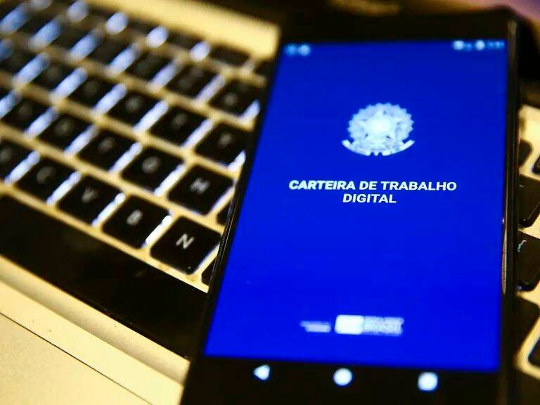 IBGE revela queda no desemprego e recorde de emprego CLT no Brasil