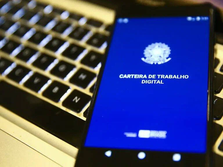 IBGE revela queda no desemprego e recorde de emprego CLT no Brasil