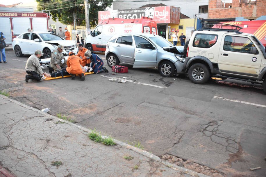 Idoso perde consciência após colisão de quatro veículos em Campo Grande