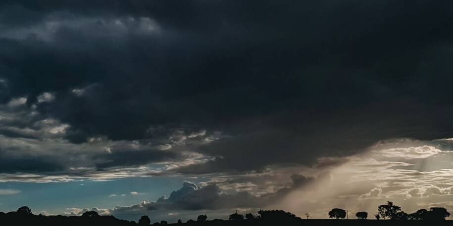 Inmet emite alerta vermelho para o Rio Grande do Sul com risco de tornado e ciclone bomba