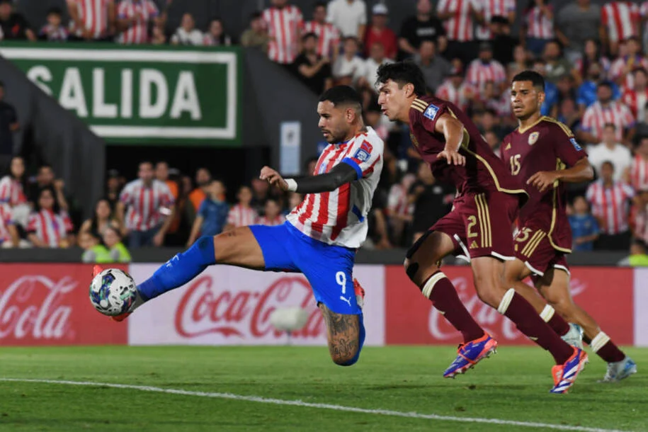 Internacional negocia Tonny Sanabria após fracasso com Bakambu e Arce