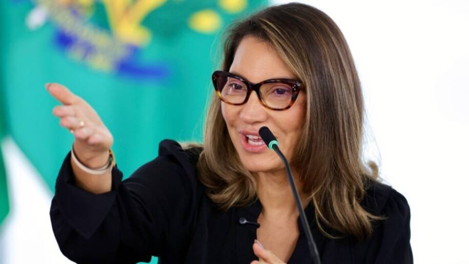 Janja homenageia Marisa Letícia e critica imprensa após lançamento de campanha