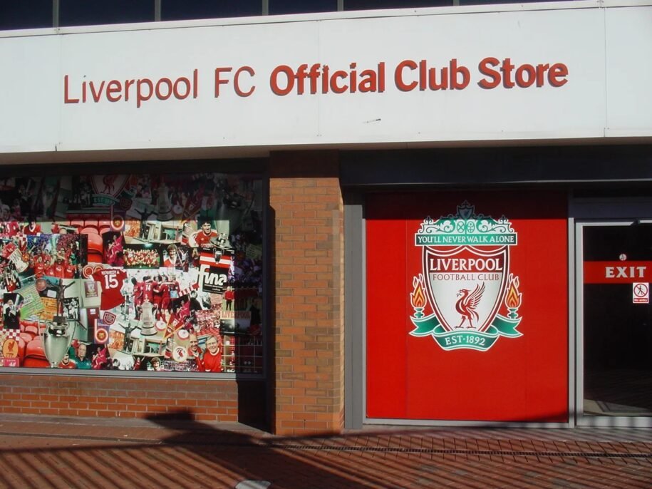 Jeff Bezos e Eduardo Saverin disputam 30% do Liverpool FC e podem fechar negócio já!