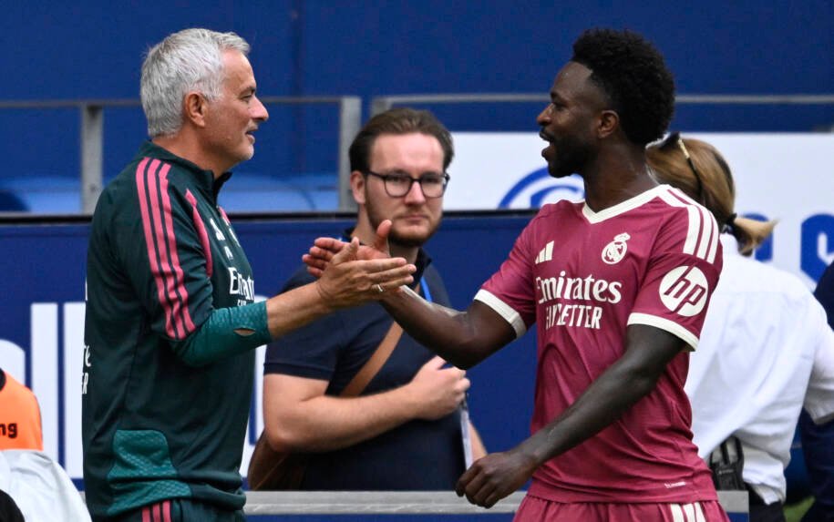 José Mourinho aconselha Vini Jr. a ficar no Real Madrid e critica arbitragem