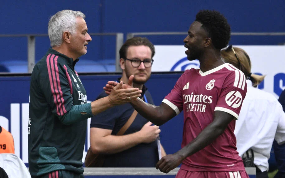 José Mourinho aconselha Vini Jr. a ficar no Real Madrid e critica arbitragem