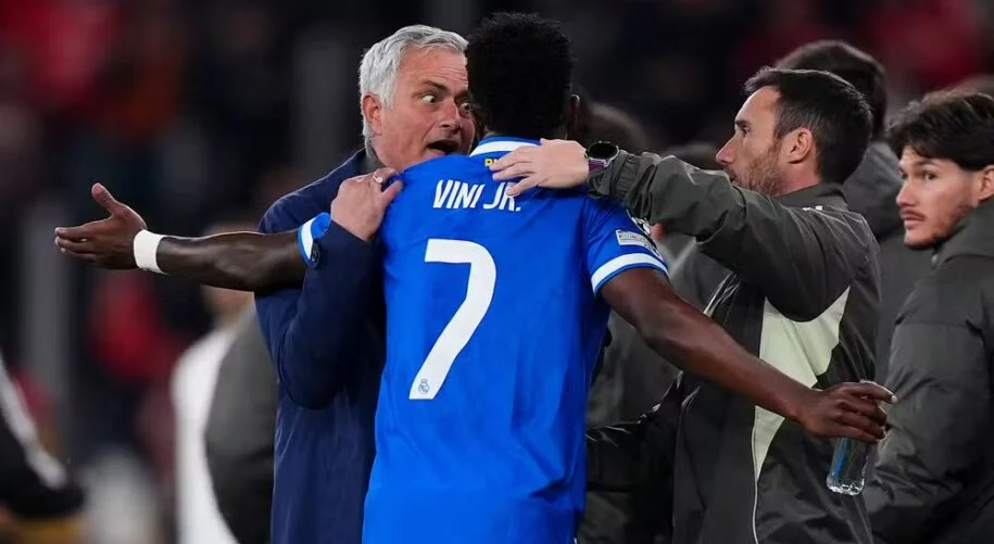 José Mourinho defende Prestianni após racismo contra Vini Jr e gera polêmica