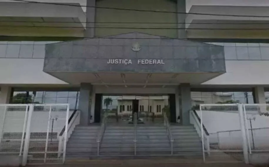 Juiz Roberto Polini condena homem a nove meses por perseguir ex-mulher brasileira