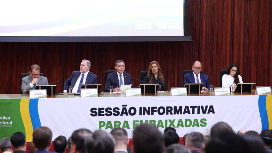 Kassio Nunes Marques alerta embaixadores sobre riscos da IA nas eleições de 2026