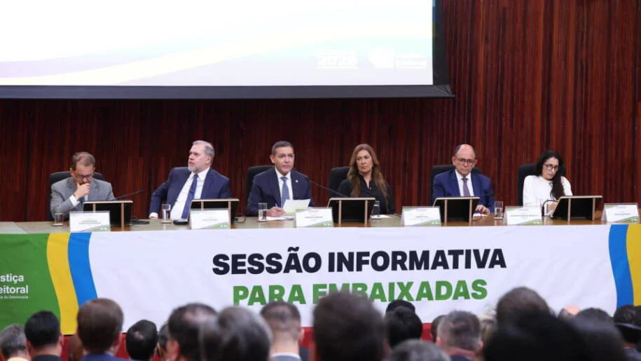 Kassio Nunes Marques alerta embaixadores sobre riscos da IA nas eleições de 2026